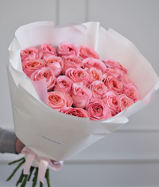 Rožinių bijūninių rožių puokštė