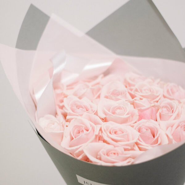 Puokštė iš rausvų rožių