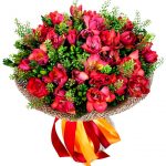 Raudonų frezijų puokštė