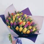įvairių spalvų tulpių puokštė