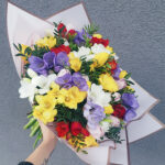 įvairiaspalvė frezijų puokštė