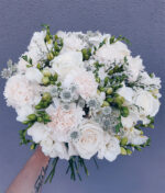 Baltai kreminių gėlių puokštė