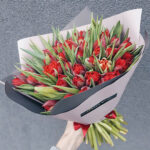 pilnavidurių raudonų tulpių puokštė