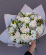 baltų ir kreminių puokštė gėlių