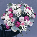 Puokštė su bijūninėmis rožėmis