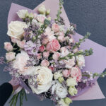 pastelinių gėlių puokštė