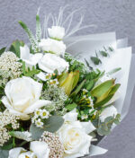 Baltų gėlių puokštė