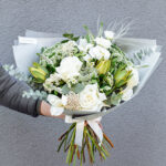 Stilinga žalsvai balta gėlių puokštė