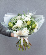 Stilinga žalsvai balta gėlių puokštė