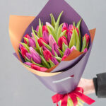 Rausvų, raudonų ir violetinių tulpių puokštė
