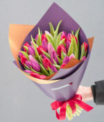 Rausvų, raudonų ir violetinių tulpių puokštė