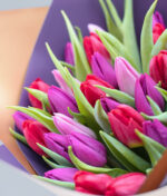 Įvairiaspalvių tulpių puokštė stilingame įpakavime