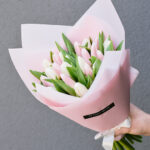 Rausvai baltų tulpių puokštė