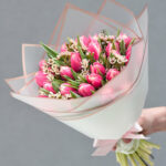 Pilnavidurių tulpių ir vaškagėlės puokštė