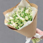 Baltų tulpių ir ramunėlių puokštė