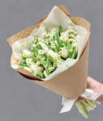 Baltų tulpių ir ramunėlių puokštė