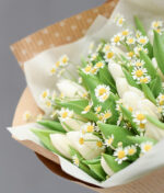 baltos tulpės ir ramunėlės