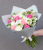 Puokštė su bijūninėmis rožėmis