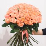 Koralinės spalvos rožių puokštė