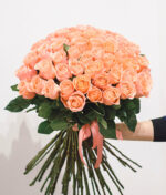 Koralinės spalvos rožių puokštė