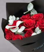 Raudonos rožės su eukaliptu