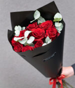 Raudonų rožių ir eukalipto puokštė