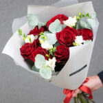 Raudonų rožių, frezijų ir eukalipto puokštė