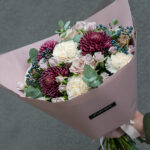 Gėlių puokštė iš įvairių gėlių