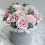 Rausvų rožių ir eukalipto dėžutė