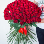 Puokštė iš 101 raudonos rožės