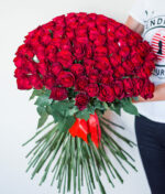 Puokštė iš 101 raudonos rožės