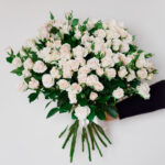 Kreminių krūminių rožių puokštė