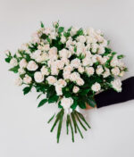 Kreminių krūminių rožių puokštė