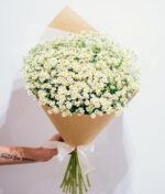 Ramunių puokštė kraft įpakavime