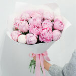 Rožinių bijūnų puokštė