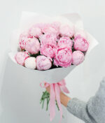 Rožinių bijūnų puokštė