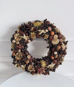 Rankų darbo kankorėžių vainikas su auksiniais akcentais