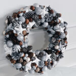 Rankų darbo kalėdinis vainikas sidabrinės spalvos