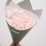 Šviesiai rožinės spalvos rožių puokštė