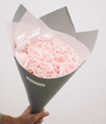 Šviesiai rožinės spalvos rožių puokštė