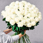 didelė baltų rožių puokštė