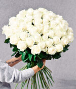 didelė baltų rožių puokštė