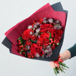 Raudonų gėlių puokštė