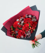 Raudonų gėlių puokštė