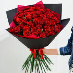 Raudonų rožių puokštė juodame įpakavime