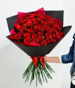 Raudonų rožių puokštė juodame įpakavime