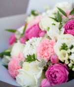 Rausvai baltų gėlių puokštė