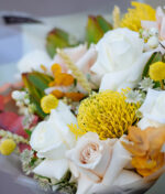 Rudeniškų spalvų gėlių puokštė