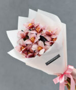 Dažytų tulpių puokštė