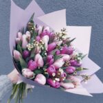 Rausvų ir violetinių tulpių puokštė